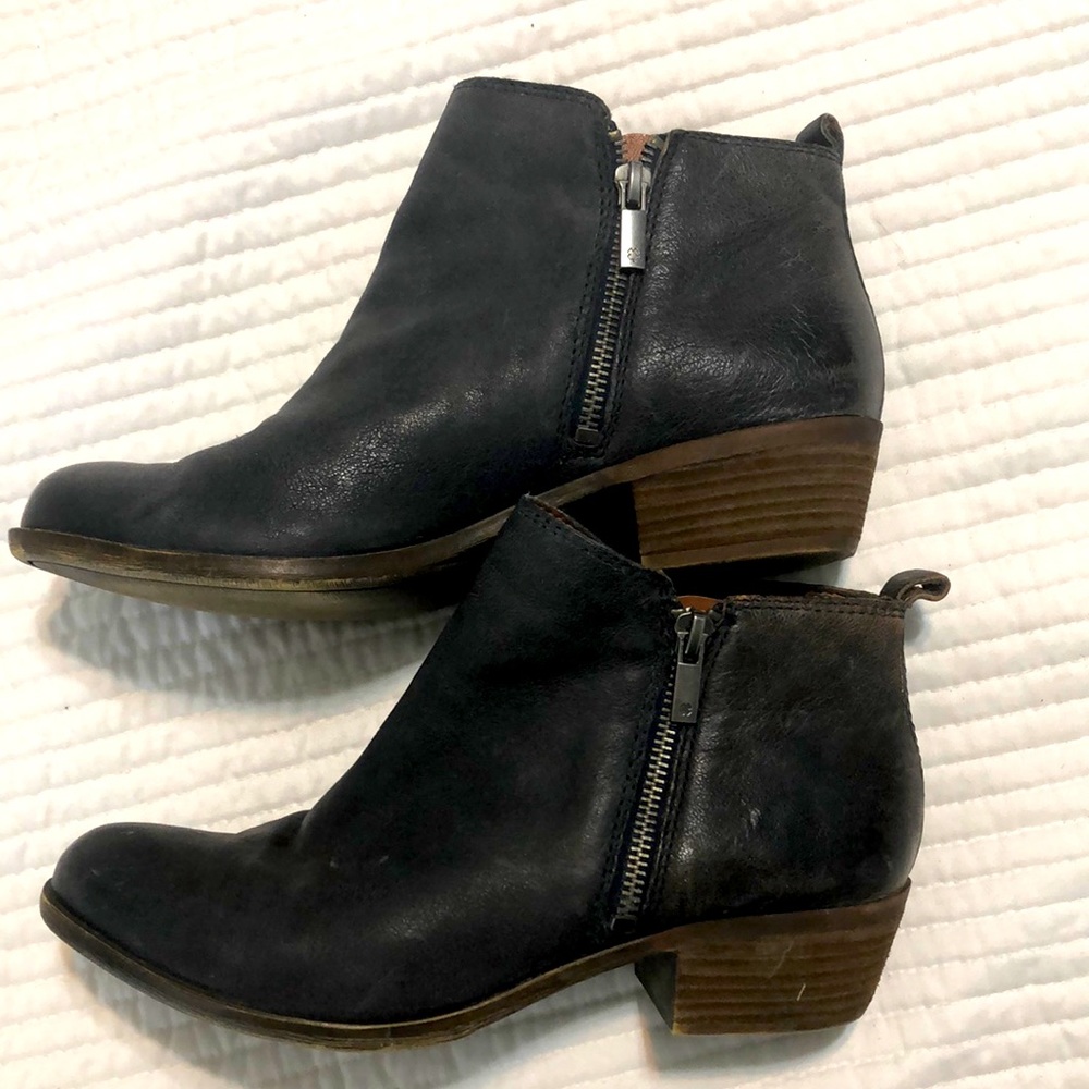Lucky Brand bootie. NAVY rare color 9M leather